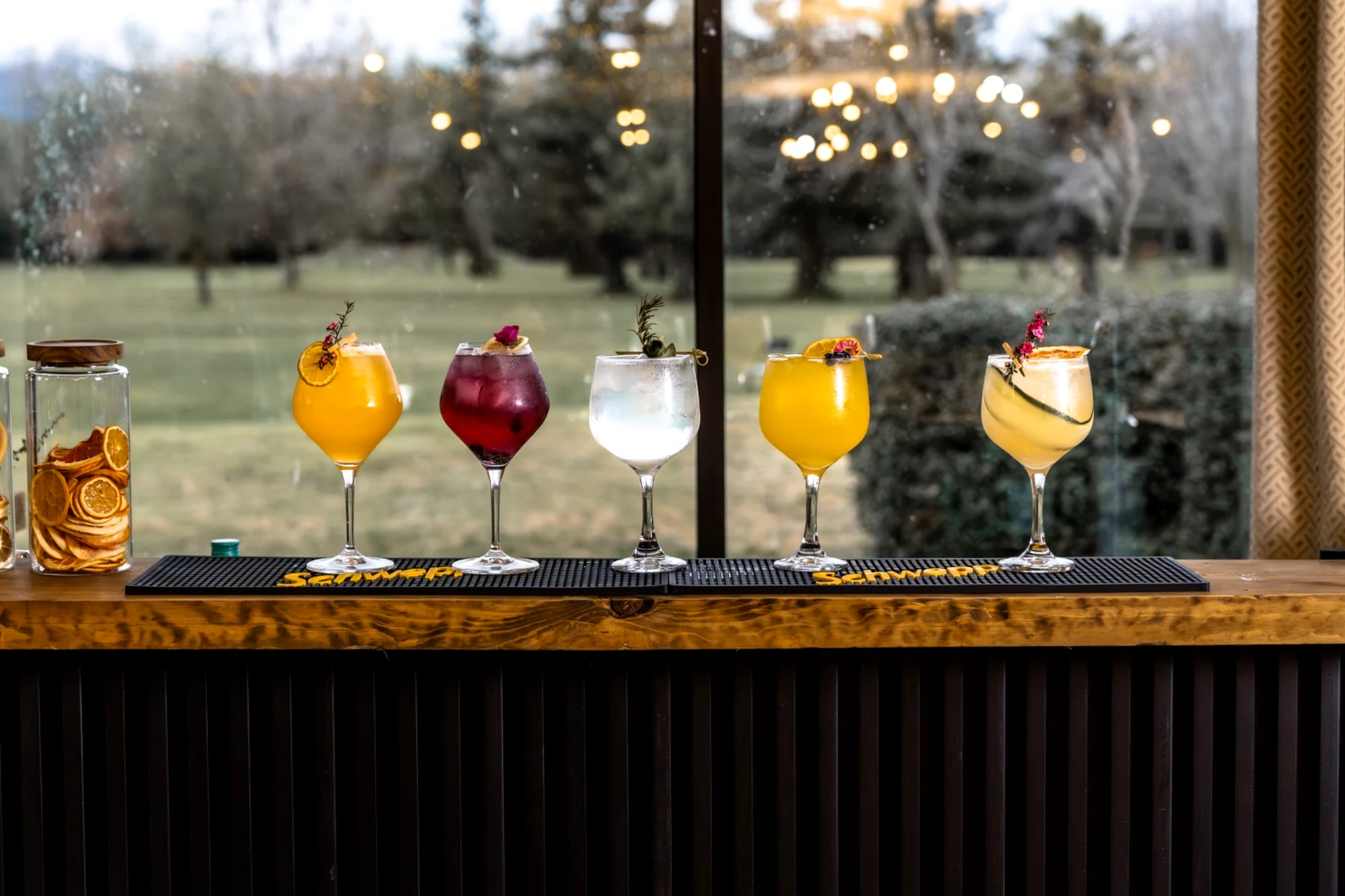 Cinco cócteles presentados sobre la barra GINEBRA